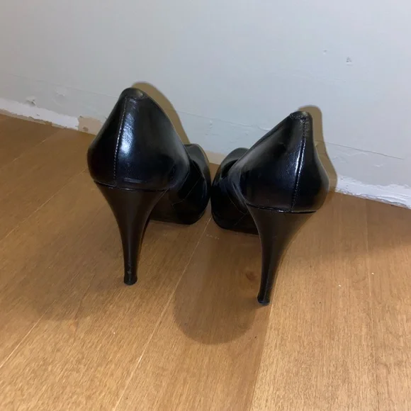 Simple Black Pumps - Picture 3 of 3
